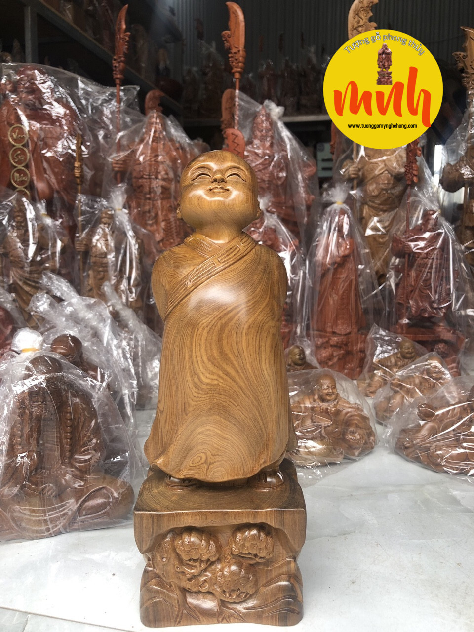 Tượng Chú Tiểu Vạn Sự Tùy Duyên Gỗ Bách Xanh